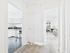 Rue des Batignolles : 3 Pièces au Dernier Étage avec Ascenseur