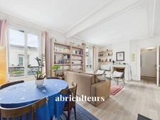 Rue des Batignolles : 3 Pièces au Dernier Étage avec Ascenseur