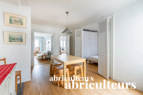 Appartement avec moulures, parquet et cheminées d'époque vendu à PARIS 11ème (75011)