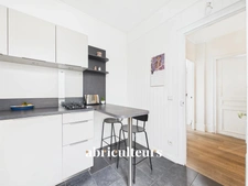 Rue des Batignolles : 3 Pièces au Dernier Étage avec Ascenseur