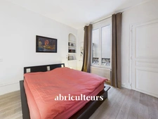 Rue des Batignolles : 3 Pièces au Dernier Étage avec Ascenseur