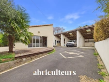 Maison de plain pied de 140m2<span></span>1000m2 de terrain<span></span>4 Chambres<span></span>Terasses<span></span>5 parkings<span></span>Pompe à chaleur et panneaux solaires<span></span>Saint-Jean-de-Boiseau