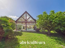 Très belle maison de 258m2 bien entretenue<span></span>4 chambres<span></span>Piscine intérieure<span></span>Domaine privé du Haut Bissin<span></span>Garage<span></span>Terrain de 1800m2