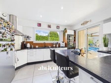 Très belle maison de 258m2 bien entretenue - 4 chambres - Piscine intérieure - Domaine privé du Haut Bissin - Garage - Terrain de 1800m2