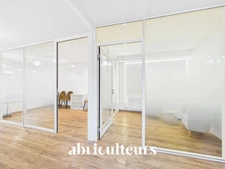 Bureau de 64m2<span></span>3 bureaux et 1 open space<span></span>1 espace cuisine<span></span>WC et douche<span></span>Dépendance<span></span>98 rue Jean Fraix<span></span>Rezé