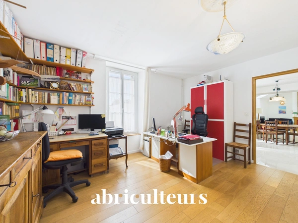 Maison familliale<span></span>5 chambres et 1 bureau -Jardin arboré<span></span>Garage<span></span>Zola