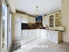 Grande maison à rénover <span></span> 8 pièces<span></span>6 chambres et 1 bureau<span></span>Studio indépendant<span></span>Mairie de Chantenay