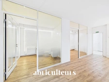 Bureau de 64m2<span></span>3 bureaux et 1 open space<span></span>1 espace cuisine<span></span>WC et douche<span></span>Dépendance<span></span>98 rue Jean Fraix<span></span>Rezé