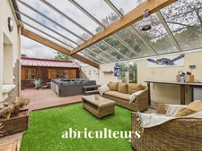 Maison de plain pied de 140m2<span></span>1000m2 de terrain<span></span>4 Chambres<span></span>Terasses<span></span>5 parkings<span></span>Pompe à chaleur et panneaux solaires<span></span>Saint-Jean-de-Boiseau