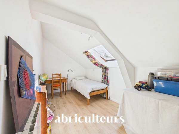 Maison familliale<span></span>5 chambres et 1 bureau -Jardin arboré<span></span>Garage<span></span>Zola