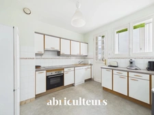 Appartement lumineux de 80m2<span></span>3ème étage avec ascenseur<span></span>Nombreux rangements<span></span>Cave<span></span>Quartier Bretagne<span></span>Rue du Pont Sauvetout