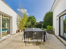 Très belle maison de 258m2 bien entretenue - 4 chambres - Piscine intérieure - Domaine privé du Haut Bissin - Garage - Terrain de 1800m2