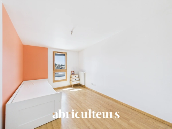 Grande maison familiale de 220M2<span></span>5 chambres<span></span>Jardin<span></span>Un garage/buanderie<span></span>Meubles et rangements sur-mesure<span></span>2 places de parking<span></span>Rezé<span></span>Rue de l’Aérodrome