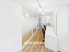 Bureau de 64m2 - 3 bureaux et 1 open space - 1 espace cuisine - WC et douche - Dépendance - 98 rue Jean Fraix - Rezé