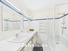 Maison aux beaux volumes - Avenue Privée - Jardin - Garage double et places de parking en vente à Nantes (44000)