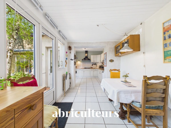 Maison familliale<span></span>5 chambres et 1 bureau -Jardin arboré<span></span>Garage<span></span>Zola