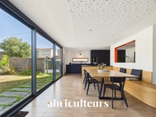 Grande maison d'architecte de 219M2<span></span>DPE C<span></span>Jardin<span></span>5 chambres<span></span>Mobilier sur-mesure<span></span>Un garage/buanderie<span></span>2 parking<span></span>Rezé<span></span>Rue de l’Aérodrome