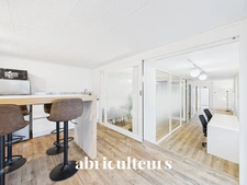 Bureau de 64m2<span></span>3 bureaux et 1 open space<span></span>1 espace cuisine<span></span>WC et douche<span></span>Dépendance<span></span>98 rue Jean Fraix<span></span>Rezé