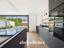 Grande maison d'architecte de 219M2<span></span>DPE C<span></span>Jardin<span></span>5 chambres<span></span>Mobilier sur-mesure<span></span>Un garage/buanderie<span></span>2 parking<span></span>Rezé<span></span>Rue de l’Aérodrome