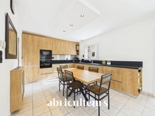 Maison de plain pied de 140m2<span></span>1000m2 de terrain<span></span>4 Chambres<span></span>Terasses<span></span>5 parkings<span></span>Pompe à chaleur et panneaux solaires<span></span>Saint-Jean-de-Boiseau