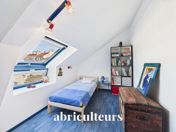 Maison familliale<span></span>5 chambres et 1 bureau -Jardin arboré<span></span>Garage<span></span>Zola