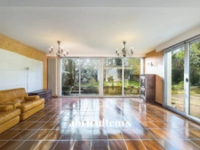 Grande maison à rénover <span></span> 8 pièces<span></span>6 chambres et 1 bureau<span></span>Studio indépendant<span></span>Mairie de Chantenay