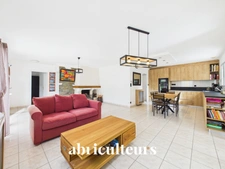 Maison de plain pied de 140m2<span></span>1000m2 de terrain<span></span>4 Chambres<span></span>Terasses<span></span>5 parkings<span></span>Pompe à chaleur et panneaux solaires<span></span>Saint-Jean-de-Boiseau