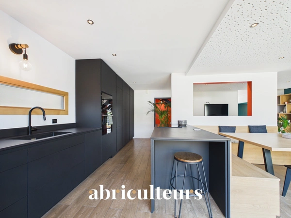 Grande maison familiale de 220M2<span></span>5 chambres<span></span>Jardin<span></span>Un garage/buanderie<span></span>Meubles et rangements sur-mesure<span></span>2 places de parking<span></span>Rezé<span></span>Rue de l’Aérodrome