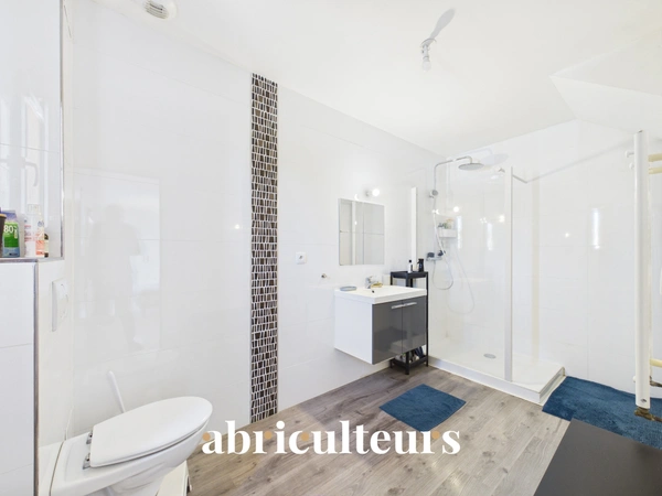 Grande maison familiale de 220M2<span></span>5 chambres<span></span>Jardin<span></span>Un garage/buanderie<span></span>Meubles et rangements sur-mesure<span></span>2 places de parking<span></span>Rezé<span></span>Rue de l’Aérodrome