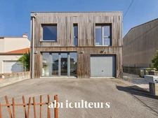 Grande maison d'architecte de 219M2<span></span>DPE C<span></span>Jardin<span></span>5 chambres<span></span>Mobilier sur-mesure<span></span>Un garage/buanderie<span></span>2 parking<span></span>Rezé<span></span>Rue de l’Aérodrome