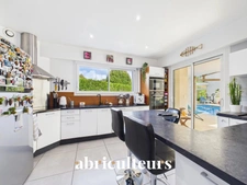 Très belle maison de 258m2 bien entretenue<span></span>4 chambres<span></span>Piscine intérieure<span></span>Domaine privé du Haut Bissin<span></span>Garage<span></span>Terrain de 1800m2