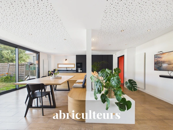Grande maison familiale de 220M2<span></span>5 chambres<span></span>Jardin<span></span>Un garage/buanderie<span></span>Meubles et rangements sur-mesure<span></span>2 places de parking<span></span>Rezé<span></span>Rue de l’Aérodrome