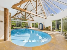 Très belle maison de 258m2 bien entretenue - 4 chambres - Piscine intérieure - Domaine privé du Haut Bissin - Garage - Terrain de 1800m2