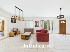 Maison de plain pied de 140m2<span></span>1000m2 de terrain<span></span>4 Chambres<span></span>Terasses<span></span>5 parkings<span></span>Pompe à chaleur et panneaux solaires<span></span>Saint-Jean-de-Boiseau