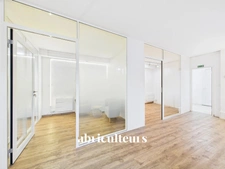 Bureau de 64m2 - 3 bureaux et 1 open space - 1 espace cuisine - WC et douche - Dépendance - 98 rue Jean Fraix - Rezé