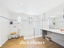 Maison de plain pied de 140m2<span></span>1000m2 de terrain<span></span>4 Chambres<span></span>Terasses<span></span>5 parkings<span></span>Pompe à chaleur et panneaux solaires<span></span>Saint-Jean-de-Boiseau
