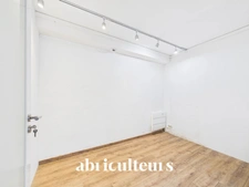 Bureau de 64m2<span></span>3 bureaux et 1 open space<span></span>1 espace cuisine<span></span>WC et douche<span></span>Dépendance<span></span>98 rue Jean Fraix<span></span>Rezé