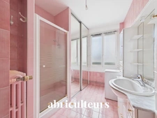 Appartement lumineux de 80m2<span></span>3ème étage avec ascenseur<span></span>Nombreux rangements<span></span>Cave<span></span>Quartier Bretagne<span></span>Rue du Pont Sauvetout