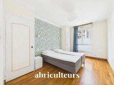 Appartement lumineux de 80m2<span></span>3ème étage avec ascenseur<span></span>Nombreux rangements<span></span>Cave<span></span>Quartier Bretagne<span></span>Rue du Pont Sauvetout