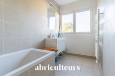 Appartement traversant<span></span>3 pièces<span></span>64 m²<span></span>cave et parking<span></span>Bois d'Arcy