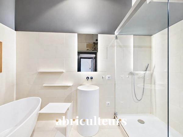 Rare : Appartement de 100 m² avec terrasse face  au Jardin Public à Bordeaux (33000)