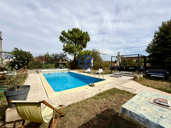 Maison de plain-pied 5 pièces avec piscine et garage