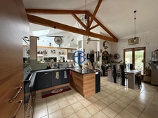Maison de plain-pied avec piscine sur 2 253 m2 de terrain