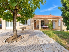 Maison de plain-pied avec 4 chambres, piscine, garage et jar 21