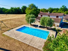Maison de caractère  d'environ 169 m2 avec piscine, située d 3