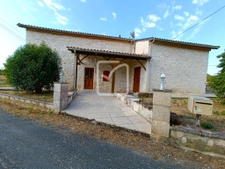 Maison de caractère  d'environ 169 m2 avec piscine, située d 2