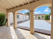 Maison de plain-pied avec 4 chambres, piscine, garage et jar 8