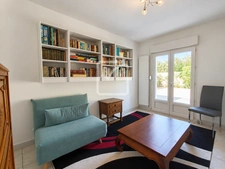 Maison de plain-pied avec 4 chambres, piscine, garage et jar 12