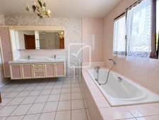 Maison familiale d'environ 172 m2 avec 3 chambres et terrain 8