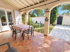 Maison de plain-pied avec 4 chambres, piscine, garage et jar 7
